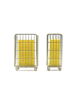 2 chariots &agrave; paquets avec bacs &agrave; courrier jaunes