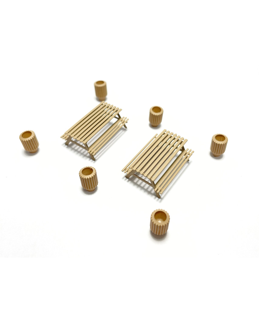 H0 | 6 wooden bins and 2 picnic tables