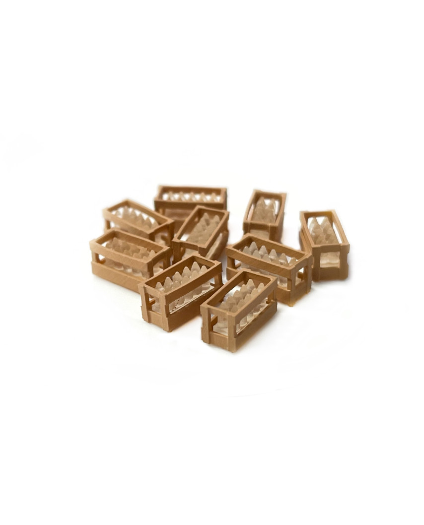 Holzkisten mit klaren Flaschen